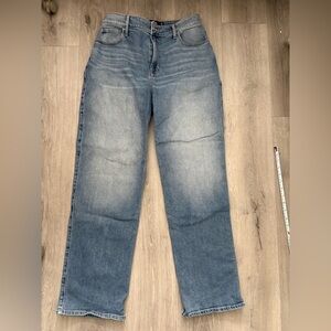 Hollister Relaxed Fit Jeans in Faded Blue